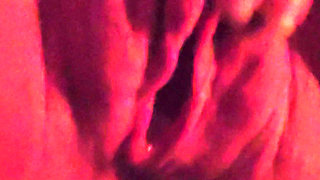 Muscle milf can't hold back her horniness again and jerks off until she cums