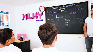 Profesora Cachonda EnseÃ±a A Follar A Sus Novatos Y