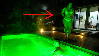 In a public jacuzzi, he cum inside her vagina - They were caught, but they didn't care