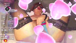 Hairy Milf Masturbates on Cam