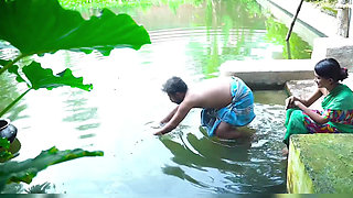 Pados ki bhabhi ko nadi ke bich me choda