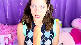 Lovely Amateur teen brunette masturbating outdoor