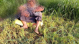 Indian Desi Village Outdoor bhabhi ne apne ghagara utha Kar apni khubsurat pankhudiyon wali bhosdi ke darshan Apne devar ko karvaya khule kh