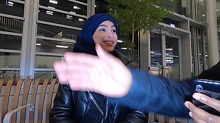 Arabic babe is ready to give her for a stranger's help in the airport