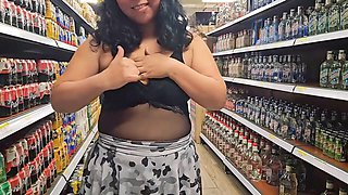 Venezuelan milf shows off her juicy ass in a supermarket in Medellin for cuckold filming