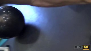 Hunt4k. poor boy lets his gf Linda Sweet screw