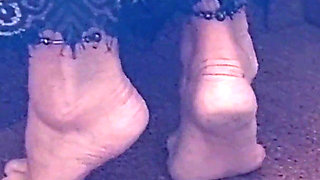 Mature feet posing and close up feet worship