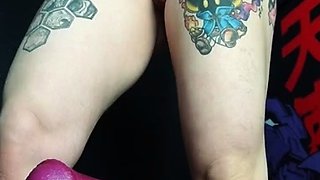 beautiful brunette toys her pussy on webcam