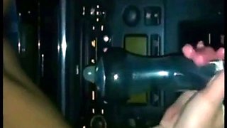 Elle se fait du bien dans la voiture avec son jouet