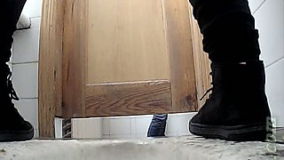 Free pussy show from amateur white lady in the toilet