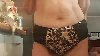 Stepmom in the Kitchen Wanting to Be Fucked