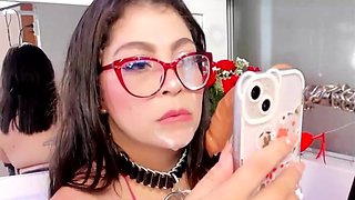 Amateur webcam toying wet pussy