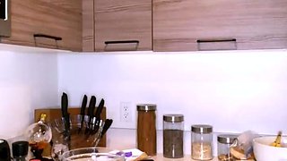 Brunette solo masturbation on webcam