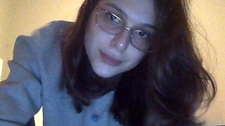 Cute amateur teen girl toying her pussy in bed on cam