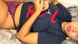 Brasileira de bunda grande faz sexo com um pau enorme -