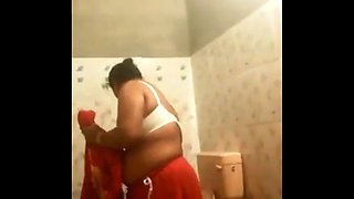 Desi aunty spied washing her chubby body