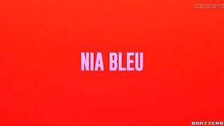 Curvy Wife Sarai Minx Cheats With Petite Nia Bleu For Hot Threesome