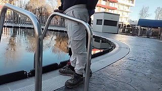 un tip ma ejagulat sperma pe balustrada cun vibrator