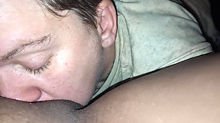 Eating my girl friend pussy til she nut in my mouth