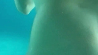 I Touch Myself in the Public Swimming Pool in Thailand - Risky Sex French