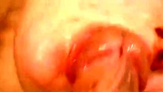 Deutsche Hahnrei-Frau teilt Dreier