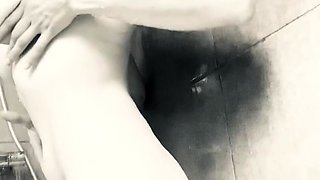 Amateur brunette double toying on webcam