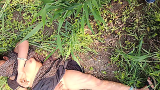 Desi sister-in-law is poking her fat ass in the field and putting her fingers in the beautiful buttocks in front of her brother-