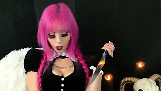 amateur lustywench fingering herself on live webcam