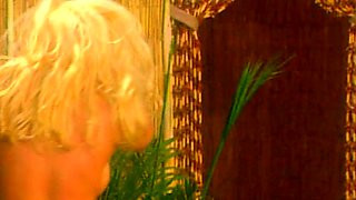 Amateur sweet blonde babe sucking cock