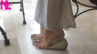 Ballet Flats Shoeplaying on Barefoot