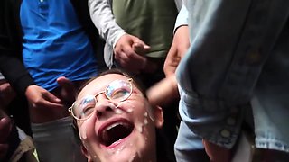 souillée de sperme en bukkake dans la foret