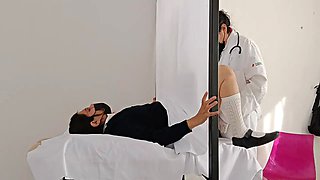 Doctor se aprovecha durante la revisión, casi los descubren!