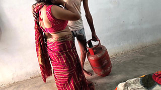 Pados Wali Bhabhi Ko Gas Cylinder Lagane Ke Bahane Ghar Me Ghodi Banaa K Choda Aur Sadka Muh Pe Nikaal Diya