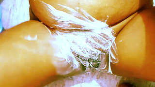 Boobs, hips, hopes, Desi Bhabhi's full body massage look and enjoy the body massage in the bathroom and enjoy rubbing the pussy.
