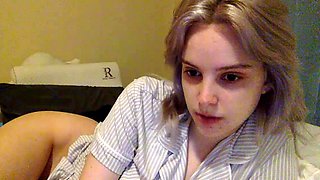 Hot amateur webcam teen masturbates for their fans