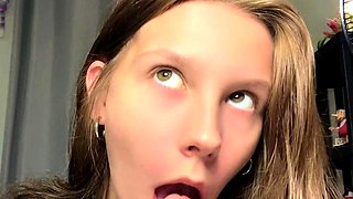 Cute amateur teen girl toying her pussy in bed on cam
